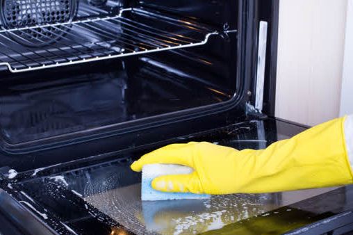 Ni sirće ni soda bikarbona: Ovo je najbolji trik za čišćenje pećnice
