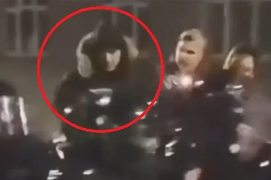 Snimak otkrio da je policajca povrijeđenog ispred RTS-a udario kolega: Vučić okrivio studente (VIDEO