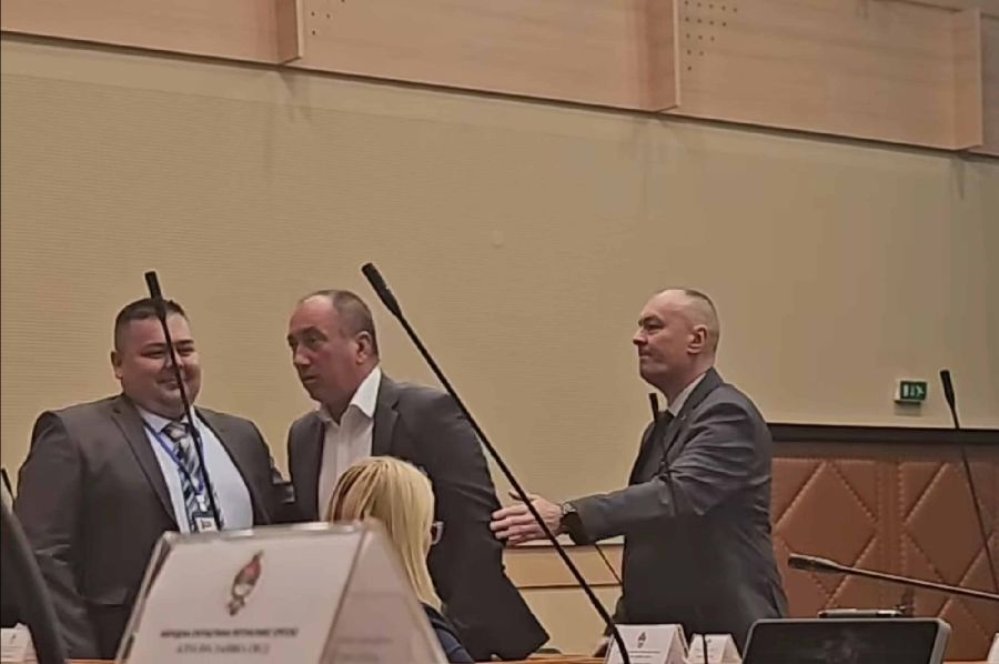 POTPUNI HAOS U NARODNOJ SKUPŠTINI RS-a: Nakon Bodiroge, i Crnadak izbačen sa sjednice (VIDEO)