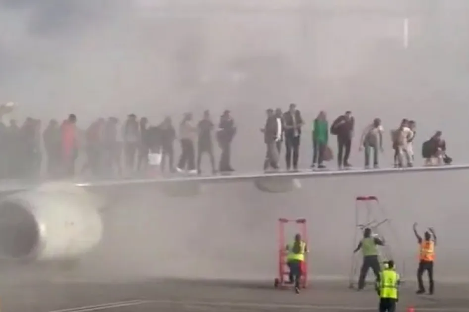 Zapalio se Boeing u Americi, u njemu bilo 178 ljudi: Bježali su preko krila (VIDEO)
