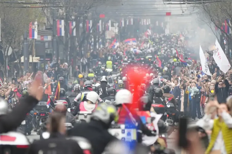 Povorke ljudi stižu na protest u centru Beograda