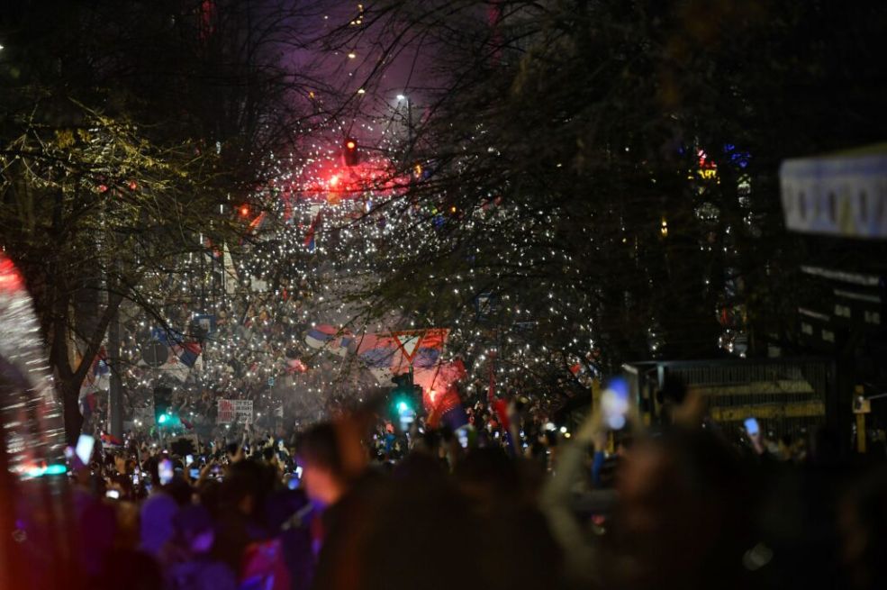 DA LI JE UPOTRIJEBLJEN ZVUČNI UDAR: Objavljen snimak s protesta koji dokazuje šta se stvarno desilo