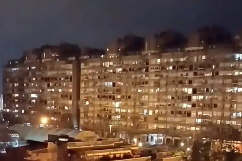 Beograđani priredili "građanski zvučni top": Sa prozora udarali u šerpe i duvali u pištaljke (VIDEO)