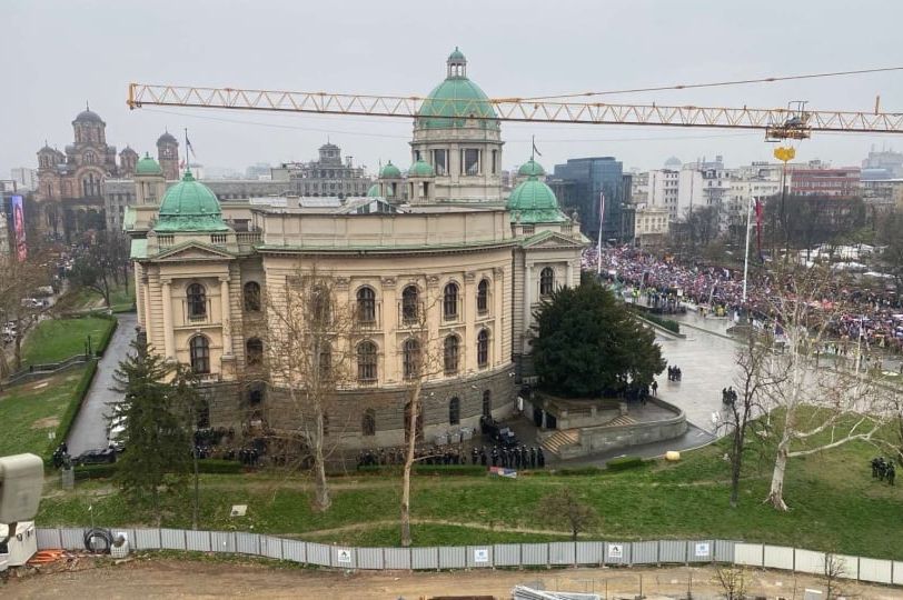 Marinika Tepić objavila fotografiju sa protesta: Desno skup građana, lijevo policija drži zvučni top