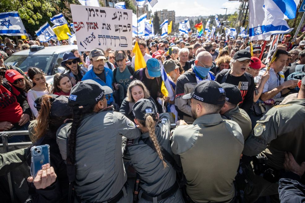 Hiljade Izraelaca protestuje protiv Netanjahuovog poteza da smijeni šefa Šin Beta