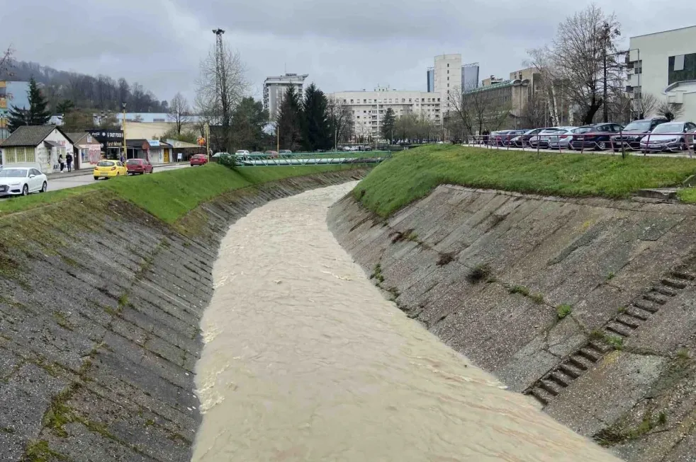 Trka s vremenom: Specijalne jedinice pretražuju rijeke Јalu i Spreču u potrazi za nestalima!