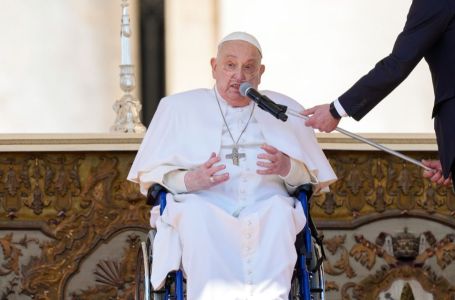 Papa Franjo prvi put u javnosti nakon što je bio teško bolestan