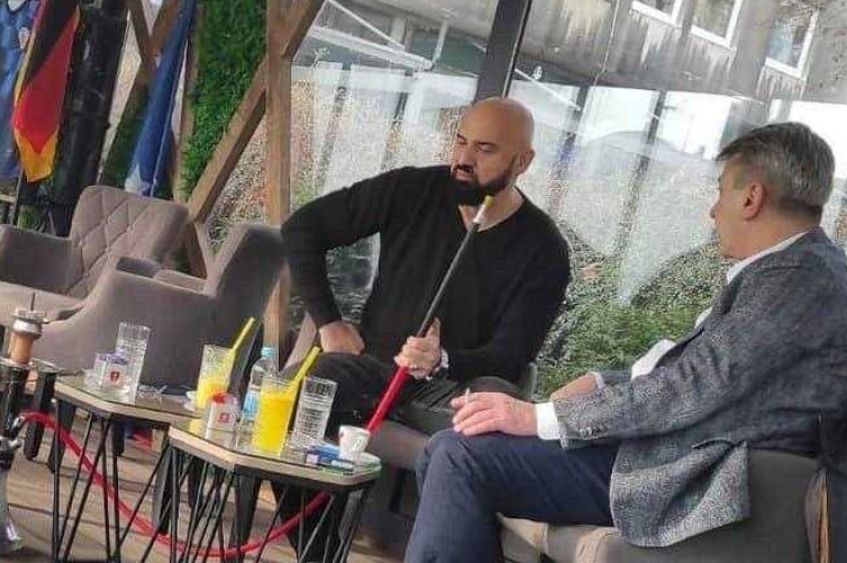 Ramo Isak progovorio o fotofrafiji na kojoj puši šišu s Hadžibajrićem