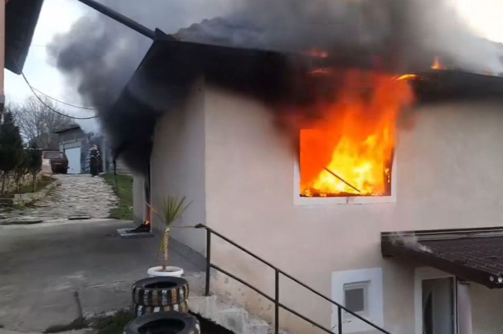 Objavljen i video: Vatra za nekoliko minuta progutala kuću u kojoj su umalo stradale žene i djeca