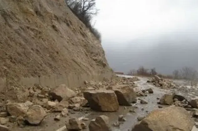 Vidljivost smanjena u kotlinama i uz riječne tokove, opasnost od odrona na brojnim dionicama