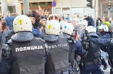 EVO ŠTA SE DEŠAVA ISPRED RTS-a TRENUTNO: Žandarmerija stigla u opremi za demonstracije