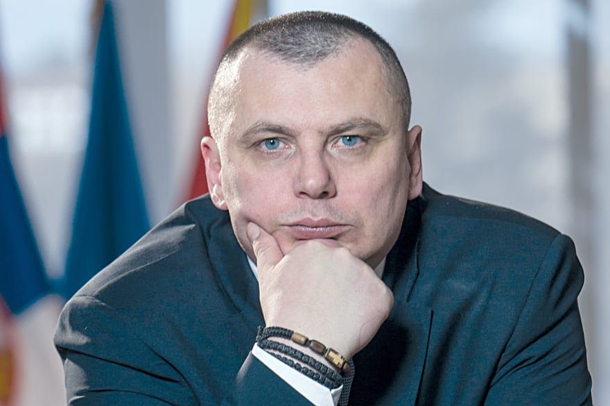 "Skandal u Novom Sadu: Aleksić umjesto u zatvoru, nosi nanogicu!"