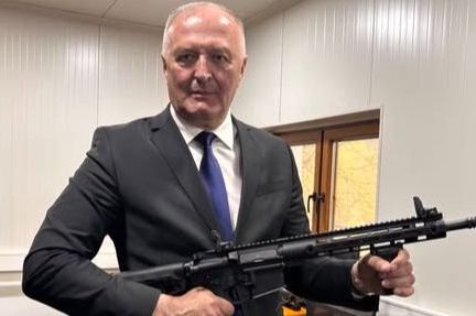 Helez posjetio fabriku municije u Goraždu, fotografisao se s puškom: Pozvao i njega da se pridruži