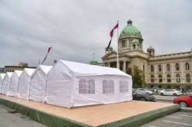 Ćaci zapalili šator – niko ne zna zašto su tu, ali znaju ložit'