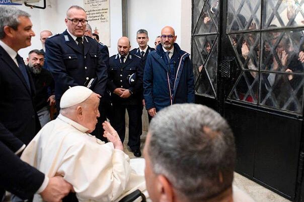 Papa Franjo iznenada posjetio rimski zatvor uoči Uskrsa