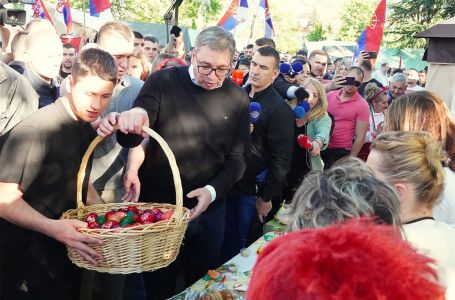 Vučić sa studentima koji žele da uče: Doći ću za Vaskrs da se tucamo jajima