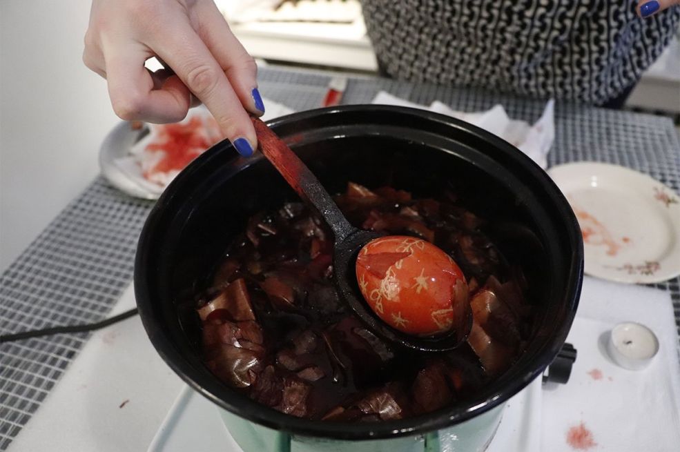 Kako skinuti farbu za jaja sa prstiju nakon dekorisanja