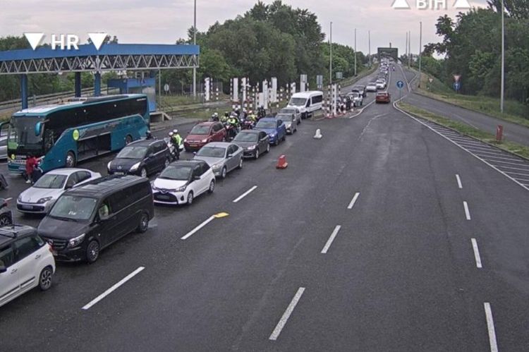 Povoljni vremenski uslovi za vožnju, kolona vozila na dva granična prelaza