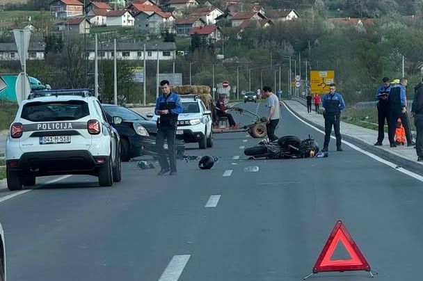 Težak sudar automobila i motocikla u Bugojnu: Obustavljen saobraćaj, policija na terenu