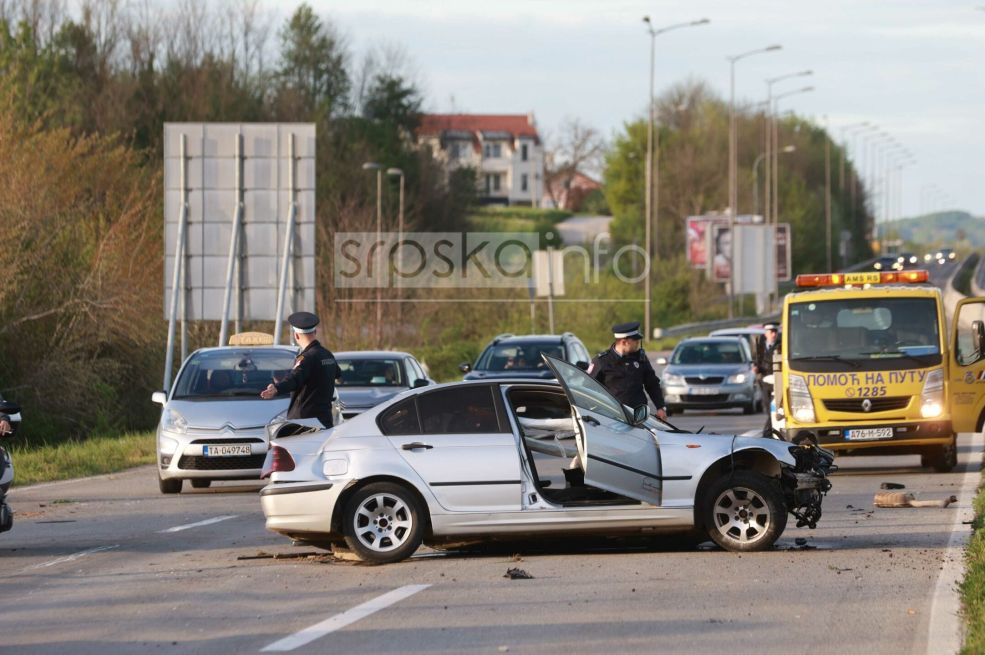 Haos kod Prijedorske petlje u Banjoj Luci: Sudar automobila i motocikla, dijelovi vozila rasuti