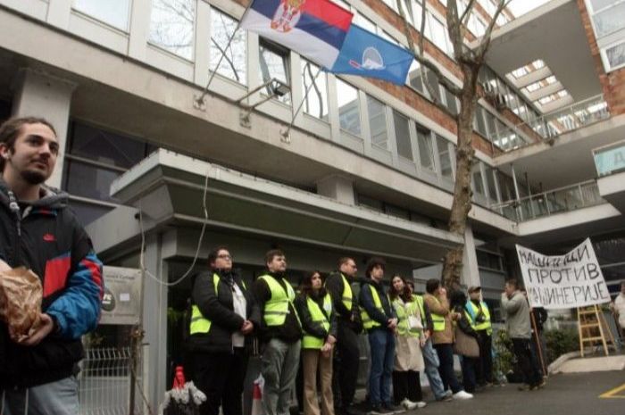 Manja grupa studenata i građana i dalje blokira RTS