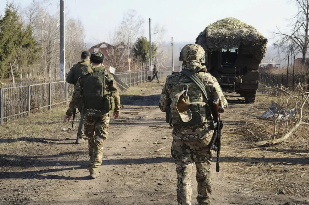 “RUSI GOMILAJU VOJSKU DUŽ GRANICE” Strah se širi Evropom, a Putin ima KECA U RUKAVU