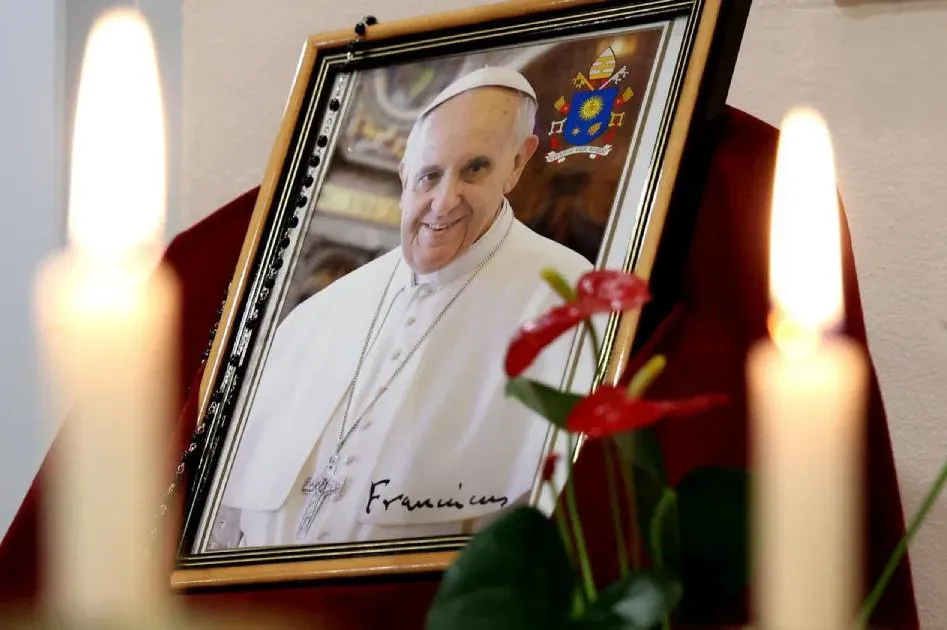 Vatikan objavio prve fotografije tijela pape Franje: Vjernici primijetili detalj na njegovoj ruci