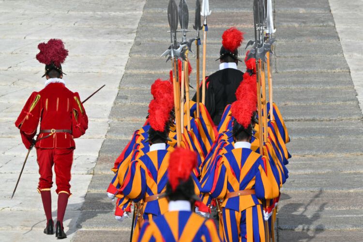 Franjino tijelo premještaju u baziliku svetog Petra