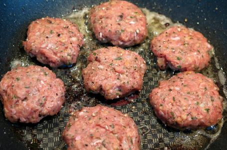 Dodajte jedan sastojak u pljeskavice i više vam nikad neće ispasti tvrde i žilave