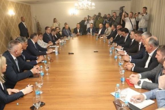 Dok je SIPA ispred zgrade gdje je Dodik: Evo šta se unutra događa (VIDEO)