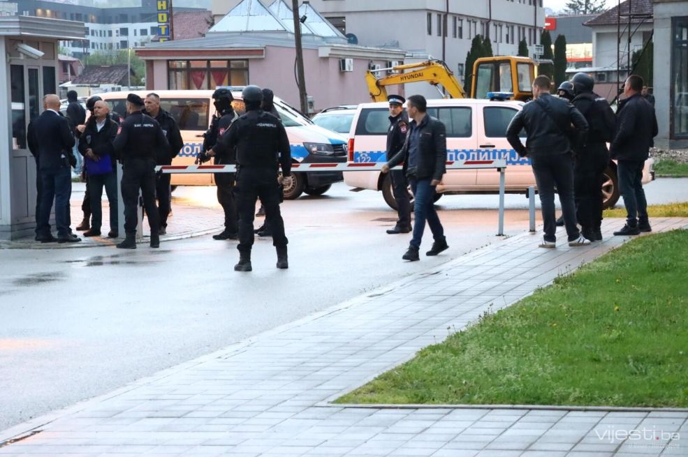 "Ovdje nećete...": Ko je zaprijetio pripadnicima SIPA-e koji su došli da privedu Dodika?
