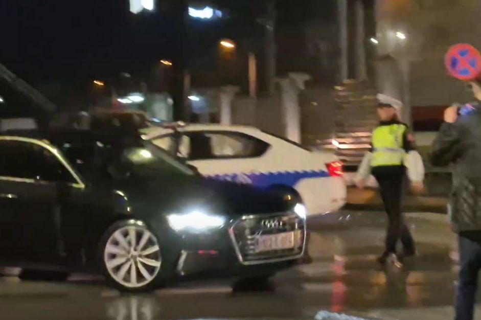 Jedino vozilo napustilo Administrativni centar Vlade RS: Nije poznato ko je u njemu