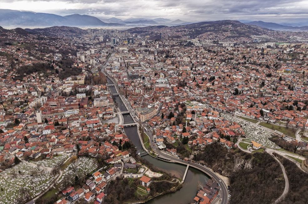 Gostima kafića glava u RS, noge u FBiH