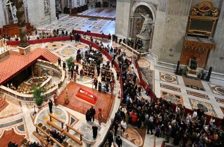 Ljudi satima čekaju u redu da bi vidjeli tijelo pape Franje