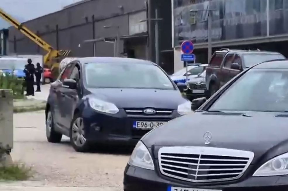 Dodik napustio zgradu Vlade RS, pogledajte šta je pokazao iz automobila