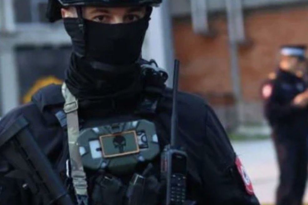 Fotografija je dokaz: Specijalac koji je čuvao Dodika u I. Sarajevu je imao zastavu Srbije na šljemu