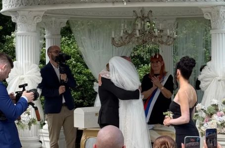 Evo ko je otac Tee Tairović: Poznati umjetnik danas prvi put u javnosti na kćerkinoj svadbi (FOTO)