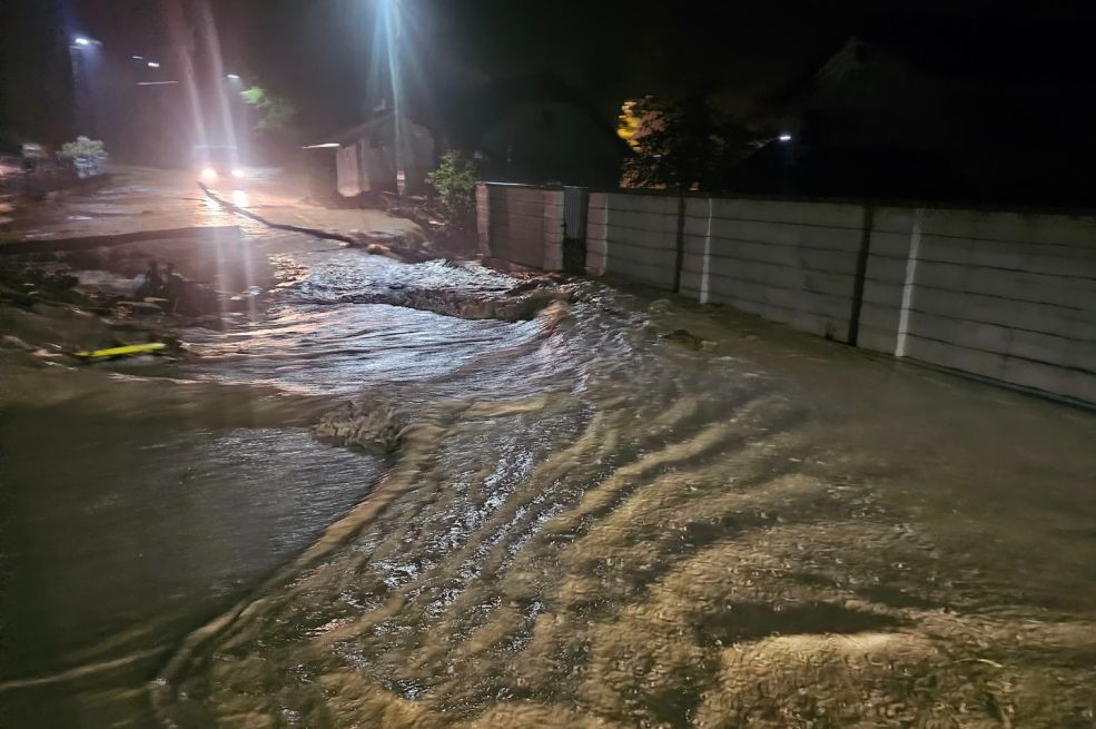 Јako nevrijeme prouzrokovalo poplave kod Ugljevika, prekinut saobraćaj