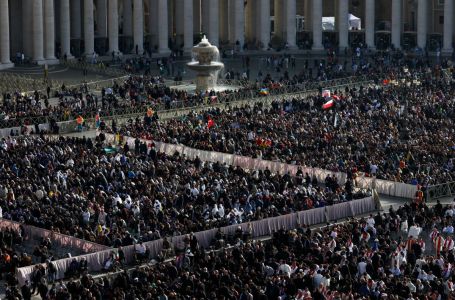Više od 200.000 ljudi u Vatikanu, NATO avioni i 8000 policajaca osiguravaju sahranu