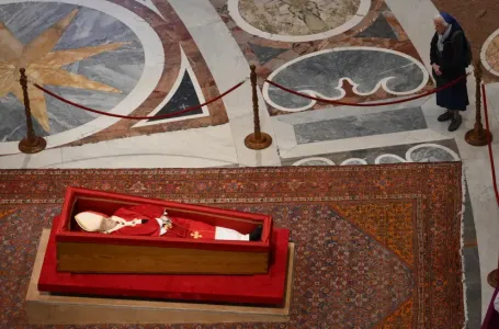 Ko je baka kraj papinog kovčega: Jedina je smjela da prekrši protokol, imaju bogatu historiju