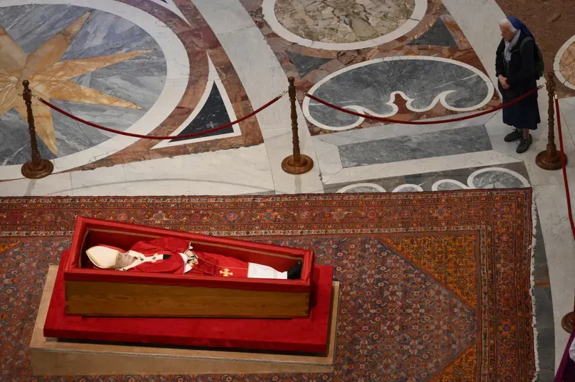 Ko je baka kraj papinog kovčega: Jedina je smjela da prekrši protokol, imaju bogatu historiju