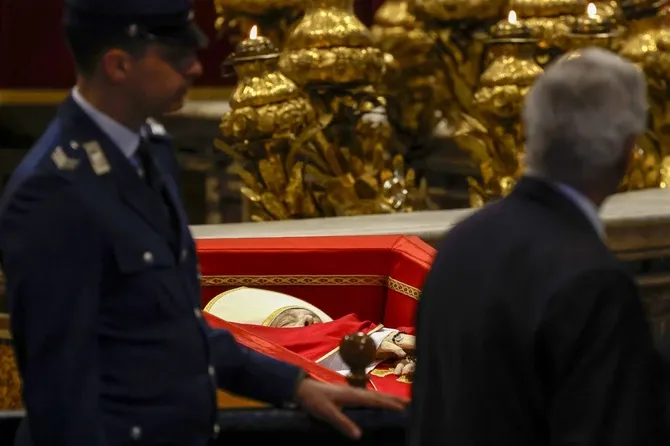 Otišli da odaju počast PAPI FRANJI, ZGROZILI su se šta su tamo ZATEKLI: "NISAM VJERNIK, ali..."