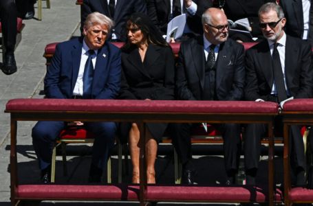 Melania spasila Donalda Trumpa da se ne osramoti na papinu pogrebu: EVO ŠTA MU JE REKLA