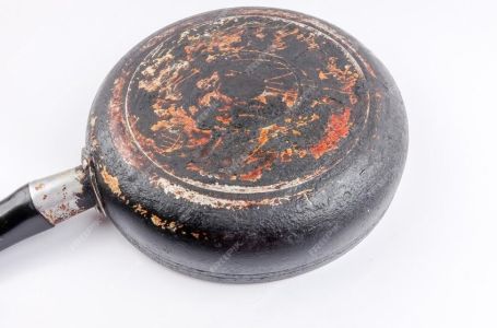 Trik pomoću kog ćete očistiti ugljenisano dno tave: Blistat će kao nova, sve sastojke već imate...