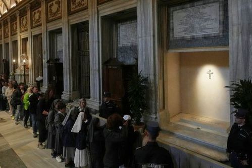 Vatikan objavio fotografije grobnice: Vjernici žele posjetiti grob pape Franje