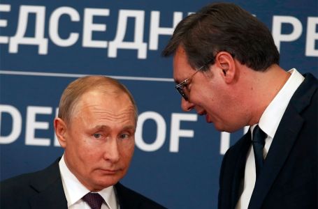 RUSKI RULET ALEKSANDRA VUČIĆA: Pred njim u Moskvi će paradirati agresorski vojnici, a kući ga...