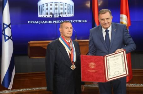 Dodik odlikovao bivšeg komandanta IDF-a, obojica nakon toga izazvali neviđeni skandal