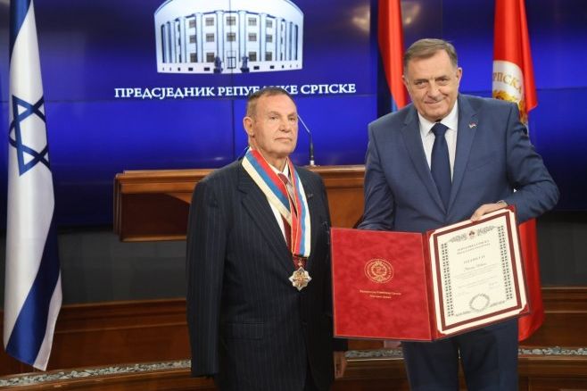 Dodik odlikovao bivšeg komandanta IDF-a, obojica nakon toga izazvali neviđeni skandal