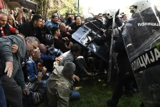 Dekan pod tušem protesta: Studenti ga polili vodom, policiju gađali jajima