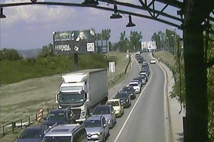 Duge kolone vozila prema jugu BiH, gužve se formirale od Bradine ka Konjicu